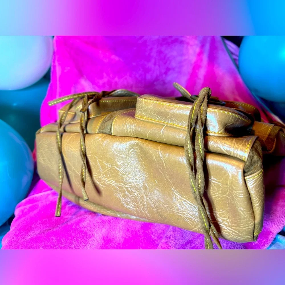 Candie’s Vintage Distressed shoulder Bag W Brass Hardware & Multiple Pockets - Picture 5 of 11